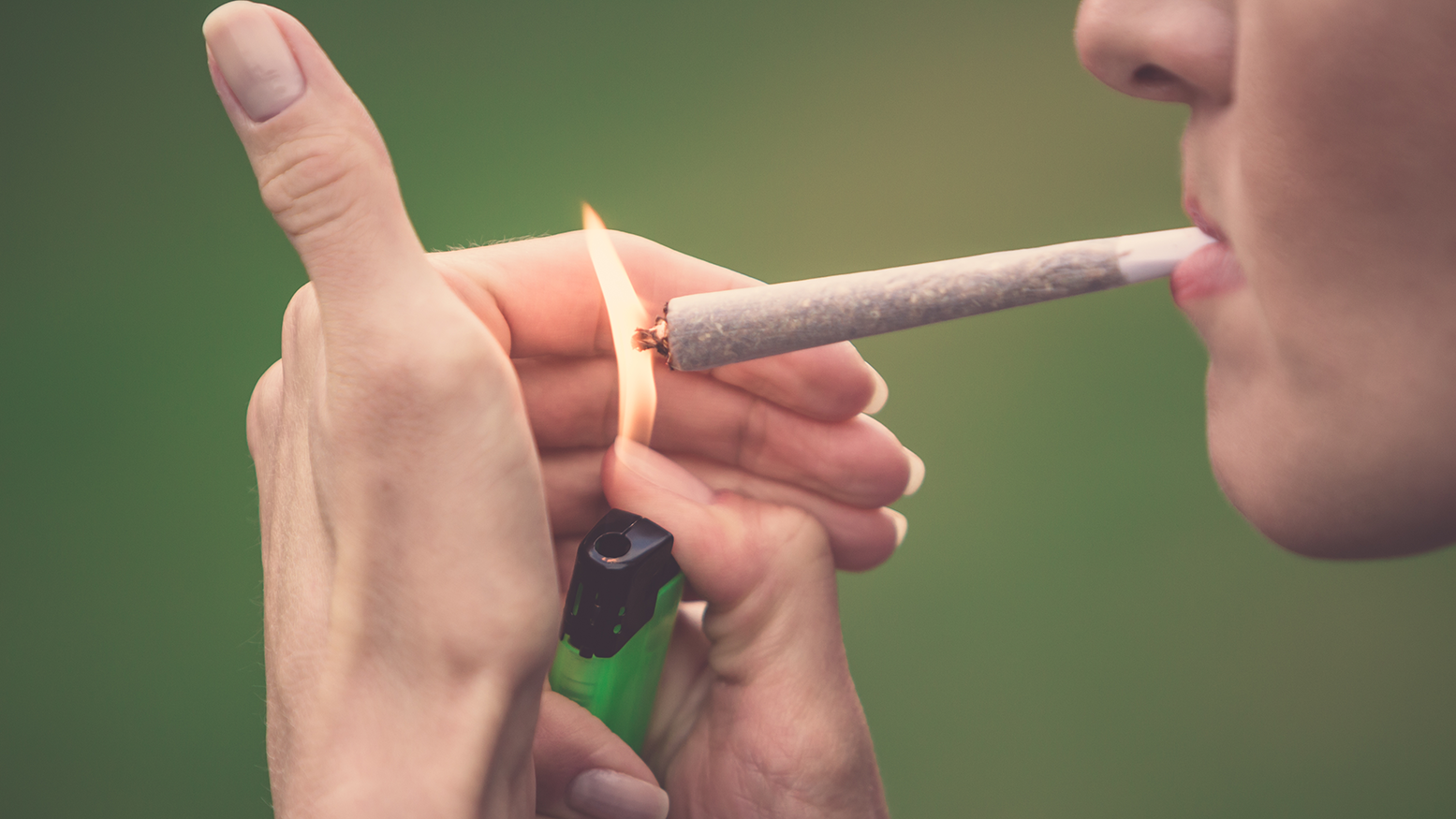 hashmisbruger ryger en joint